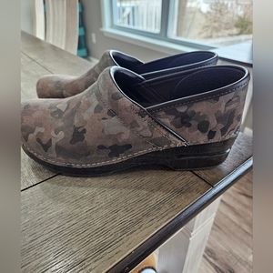 Dansko Professional Camo Nubuck Size 40